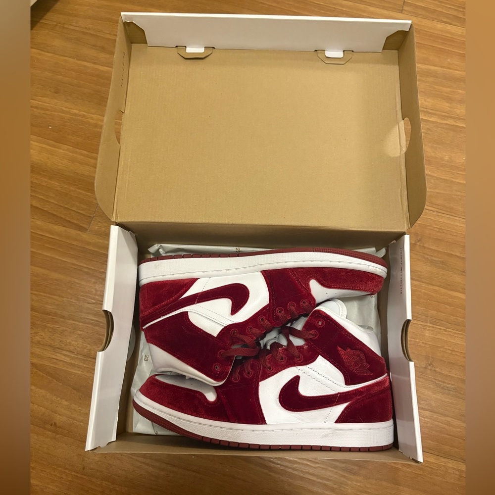 Jordan Women's Velvet Sneaker